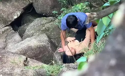 Đi du lịch với công ty mà em đồng nghiệp lén lút chịch bên bờ suối - mlwydkyd.sbs